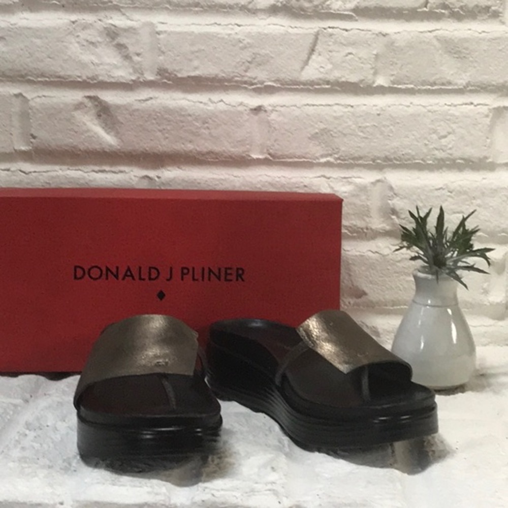 Women’s DONALD J PLINER FIFI Gunmetal and Black Sandal sz 8. Good used condition